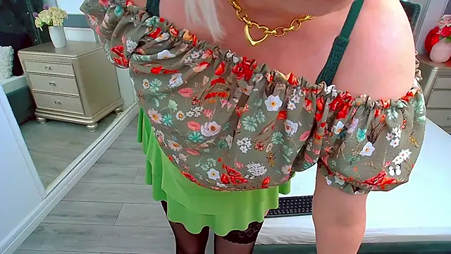 SuzzySun online show from March 7, 5:17 pm