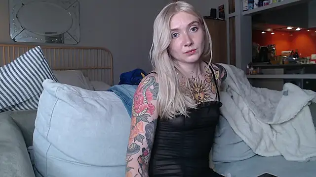 Snapshot of tattoobbgirl chatting on March 19, 5:28 pm tattoobbgirl online show from March 19, 5:28 pm