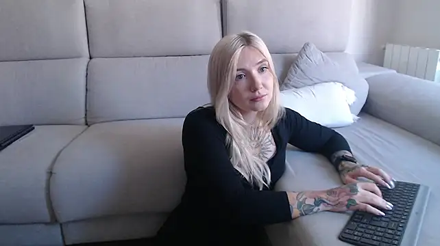 Snapshot of tattoobbgirl chatting on September 22, 11:12 am tattoobbgirl online show from September 22, 11:12 am