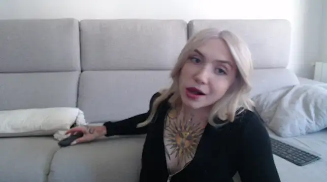 Snapshot of tattoobbgirl chatting on September 23, 12:30 pm tattoobbgirl online show from September 23, 12:30 pm