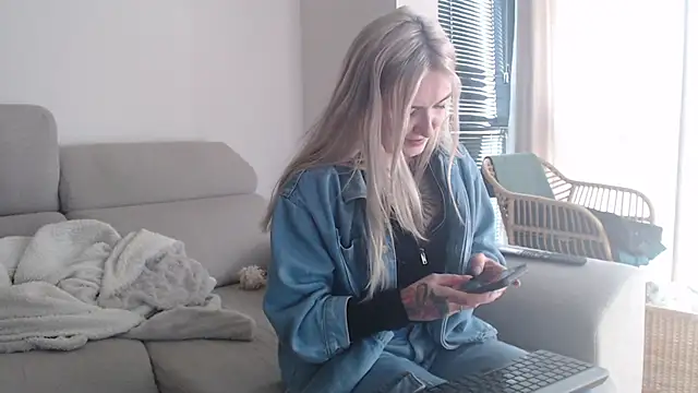 tattoobbgirl online show from December 18, 3:29 pm