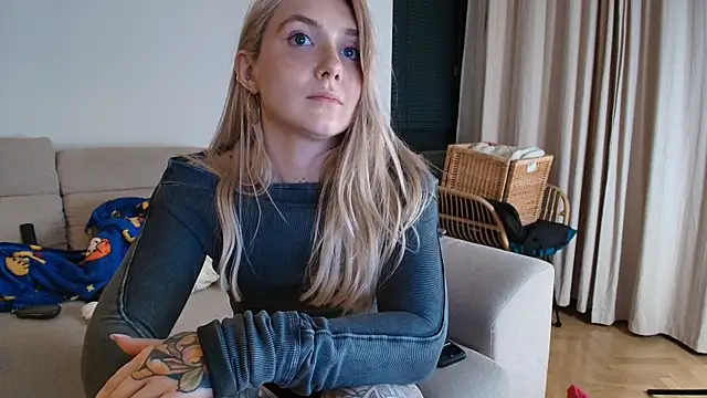 Snapshot of tattoobbgirl chatting on April 18, 7:58 pm tattoobbgirl online show from April 18, 7:58 pm