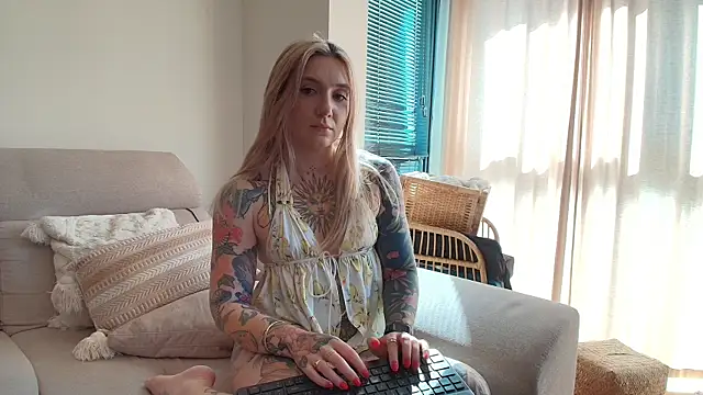 Snapshot of tattoobbgirl chatting on April 28, 3:28 pm tattoobbgirl online show from April 28, 3:28 pm
