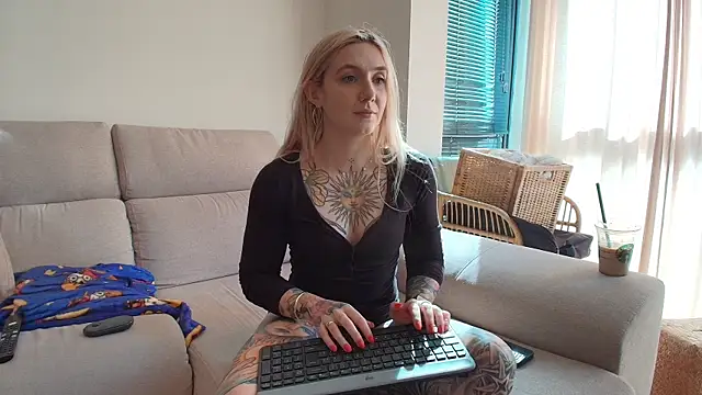 Snapshot of tattoobbgirl chatting on May 1, 3:49 pm tattoobbgirl online show from May 1, 3:49 pm