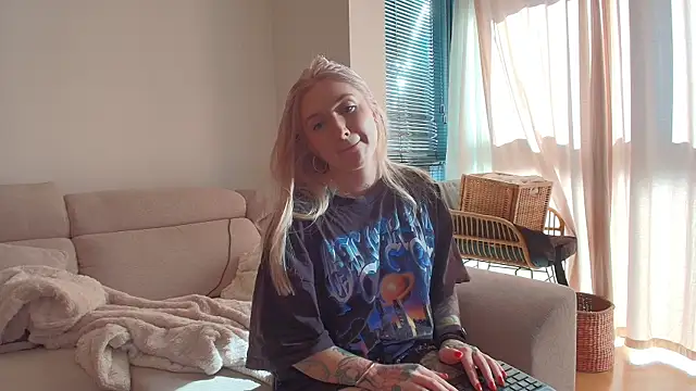 Snapshot of tattoobbgirl chatting on May 16, 4:17 pm tattoobbgirl online show from May 16, 4:17 pm