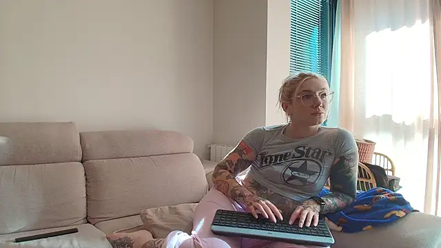 Snapshot of tattoobbgirl chatting on June 12, 3:55 pm tattoobbgirl online show from June 12, 3:55 pm