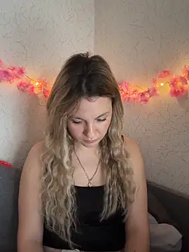 Snapshot of mollygirll chatting on October 13, 9:42 am mollygirll online show from October 13, 9:42 am