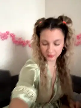 Snapshot of mollygirll chatting on October 16, 9:32 am mollygirll online show from October 16, 9:32 am