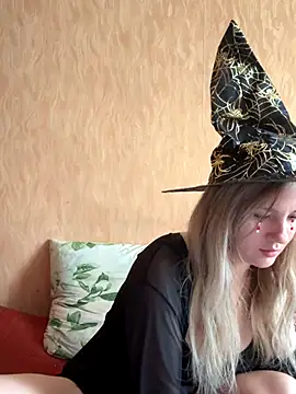 Snapshot of mollygirll chatting on October 29, 11:56 am mollygirll online show from October 29, 11:56 am