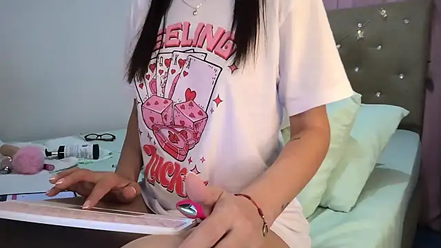 sofia8428 online show from March 2, 11:44 pm