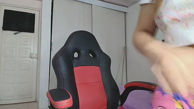 lovehotpink online show from November 5, 5:24 pm