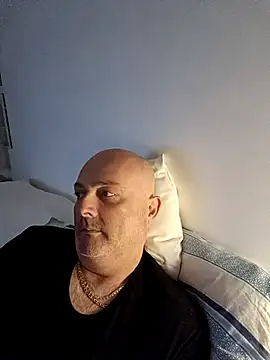 Alexis Bull online show from December 2, 11:45 pm