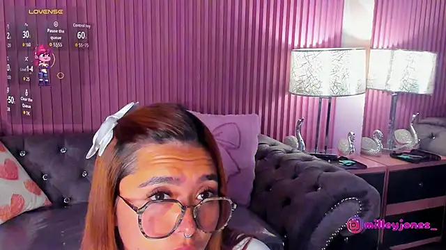 Snapshot of MilleyJones chatting on February 20, 11:49 pm MilleyJones online show from February 20, 11:49 pm