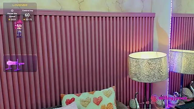 Snapshot of MilleyJones chatting on February 28, 11:44 am MilleyJones online show from February 28, 11:44 am