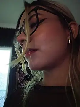 Pretty roxxyy online show from March 29, 11:21 am