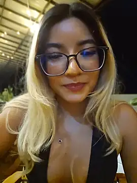 Snapshot of Pretty_roxxyy chatting on April 25, 12:13 am Pretty roxxyy online show from April 25, 12:13 am