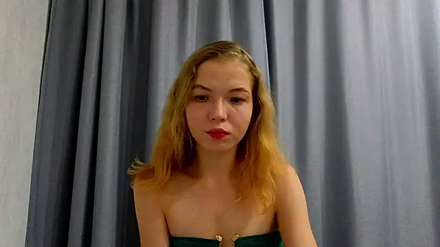 Snapshot of EmilyLuv chatting on November 4, 9:14 pm EmilyLuv online show from November 4, 9:14 pm