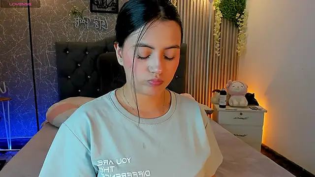 mialeia01 online show from February 5, 7:40 pm