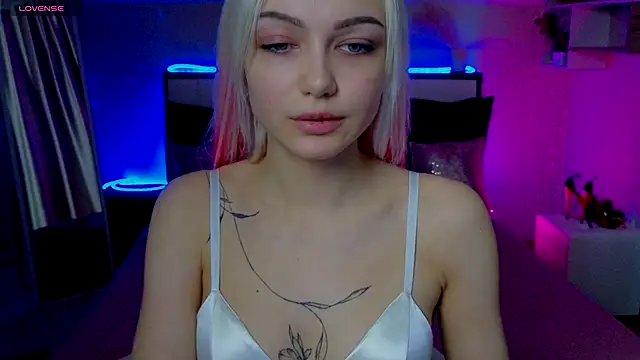 LinaLirian online show from November 15, 1:51 pm