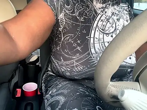 Snapshot of RoyalQueen2u chatting on September 20, 11:11 am RoyalQueen2u online show from September 20, 11:11 am