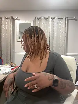 RoyalQueen2u online show from April 6, 7:09 am