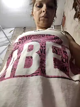 Snapshot of vamuke79 chatting on February 3, 10:53 am vamuke79 online show from February 3, 10:53 am