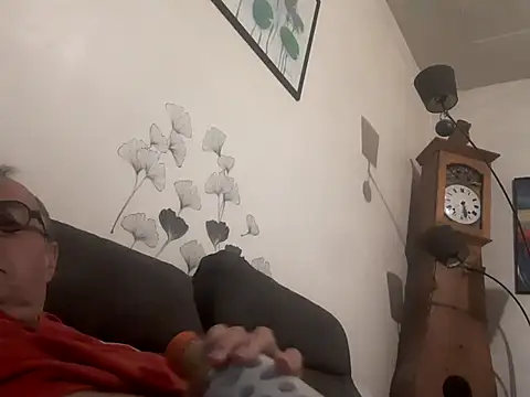 Snapshot of Vince072 chatting on September 19, 4:25 am Vince072 online show from September 19, 4:25 am