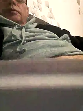 Snapshot of Vince072 chatting on September 26, 3:43 am Vince072 online show from September 26, 3:43 am