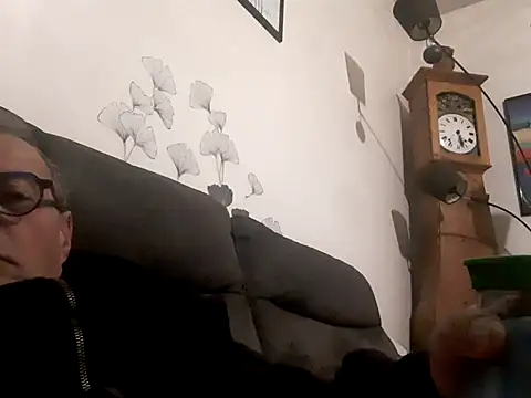 Snapshot of Vince072 chatting on October 3, 3:47 am Vince072 online show from October 3, 3:47 am