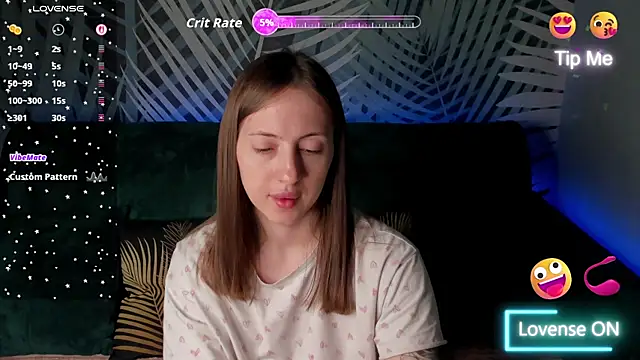 Snapshot of ChristyCrayme chatting on April 24, 10:01 pm ChristyCrayme online show from April 24, 10:01 pm