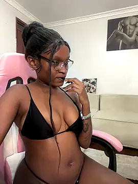 Snapshot of Lil-shawrie chatting on October 20, 10:43 pm Lil-shawrie online show from October 20, 10:43 pm