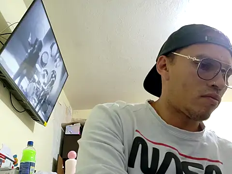 DOBLEWYOSK69G online show from October 23, 1:32 pm