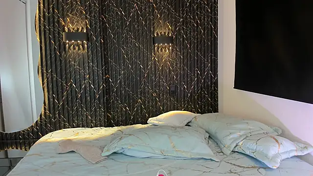 ZOETTAYLOR online show from November 5, 8:31 pm