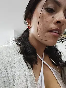 Snapshot of Fox_Roxxan chatting on February 15, 7:51 am Fox Roxxan online show from February 15, 7:51 am