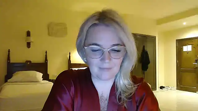 Snapshot of EleanoraDream chatting on February 4, 9:09 pm EleanoraDream online show from February 4, 9:09 pm