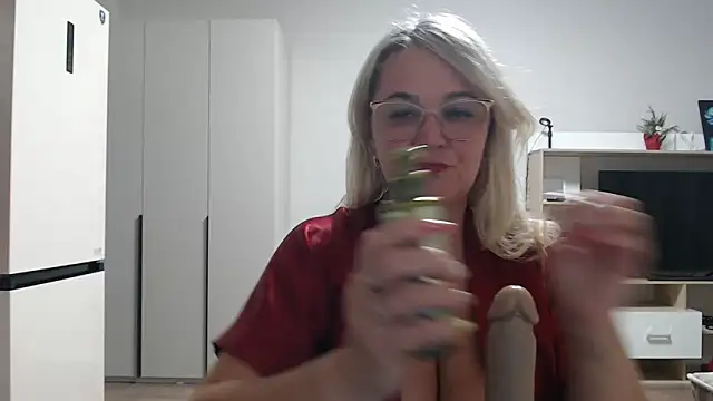 Snapshot of EleanoraDream chatting on February 15, 11:41 am EleanoraDream online show from February 15, 11:41 am