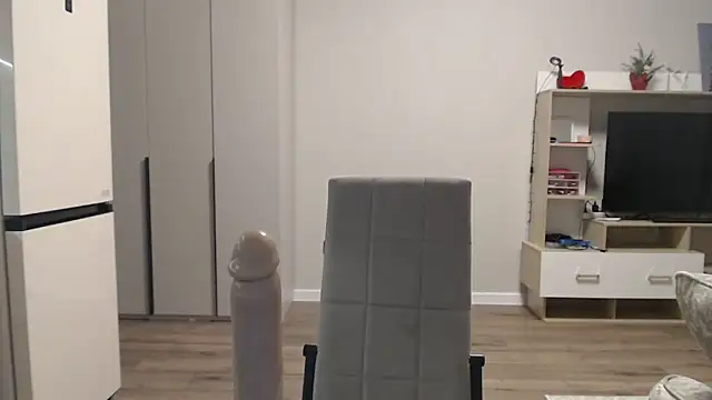 Snapshot of EleanoraDream chatting on February 20, 1:11 pm EleanoraDream online show from February 20, 1:11 pm