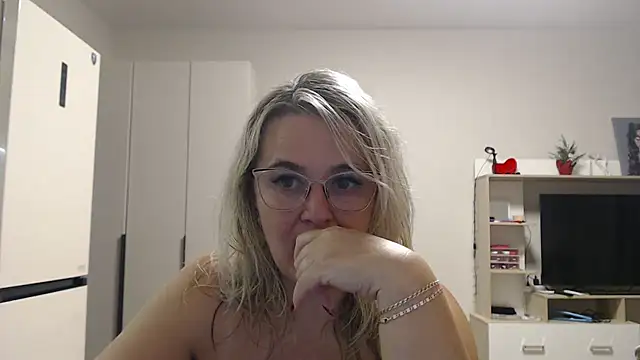 Snapshot of EleanoraDream chatting on February 28, 6:31 pm EleanoraDream online show from February 28, 6:31 pm