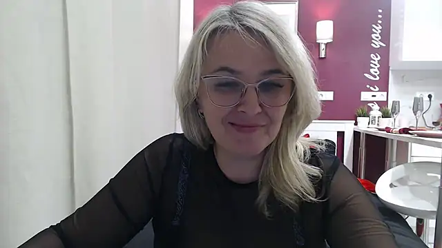 Snapshot of EleanoraDream chatting on March 8, 12:41 am EleanoraDream online show from March 8, 12:41 am