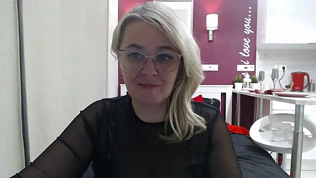 Snapshot of EleanoraDream chatting on March 8, 2:04 am EleanoraDream online show from March 8, 2:04 am