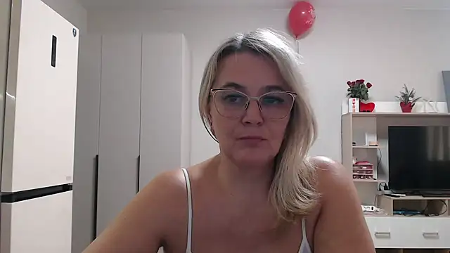 Snapshot of EleanoraDream chatting on March 15, 12:33 pm EleanoraDream online show from March 15, 12:33 pm