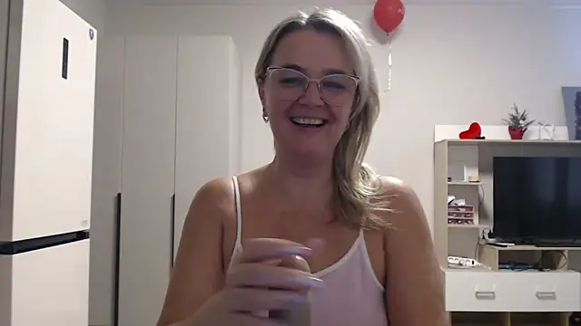 Snapshot of EleanoraDream chatting on March 21, 8:19 am EleanoraDream online show from March 21, 8:19 am