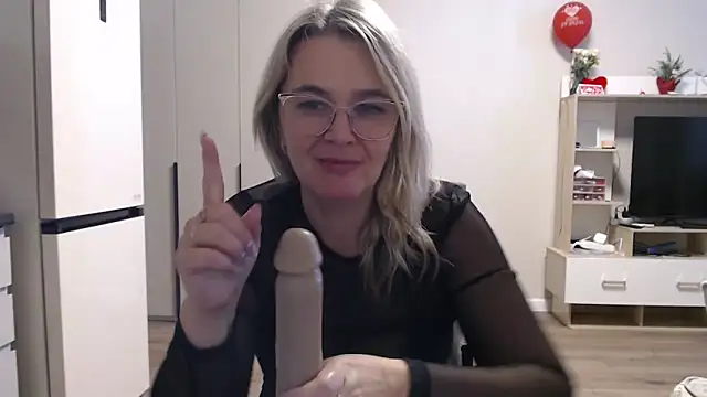 Snapshot of EleanoraDream chatting on March 24, 7:13 am EleanoraDream online show from March 24, 7:13 am