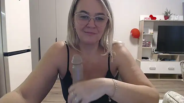 Snapshot of EleanoraDream chatting on March 28, 6:13 am EleanoraDream online show from March 28, 6:13 am