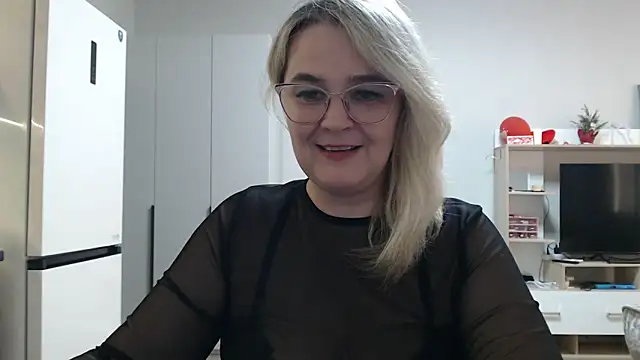 Snapshot of EleanoraDream chatting on April 12, 1:05 pm EleanoraDream online show from April 12, 1:05 pm