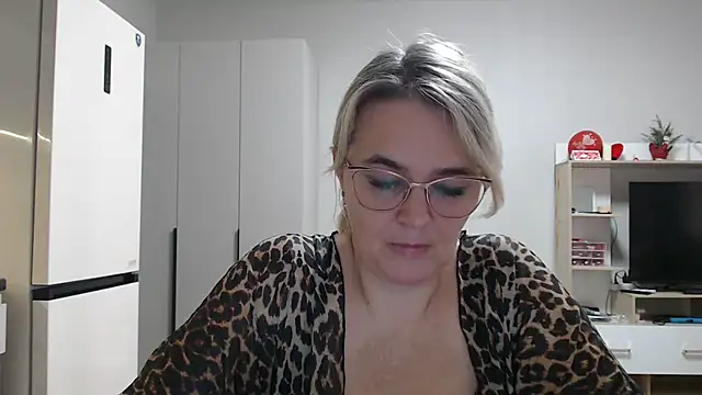 Snapshot of EleanoraDream chatting on April 13, 8:20 am EleanoraDream online show from April 13, 8:20 am