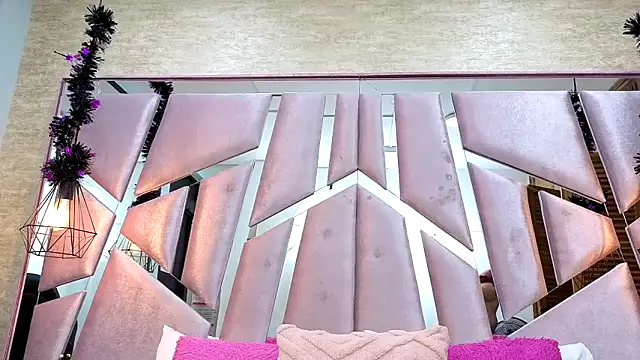 ThaliaCross online show from November 27, 8:00 pm