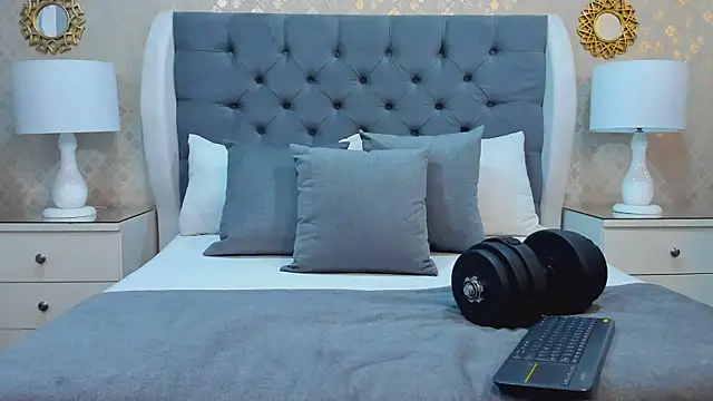 ZoeKrug online show from October 18, 11:55 am