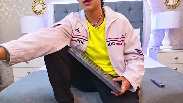 ZoeKrug online show from November 18, 11:36 am