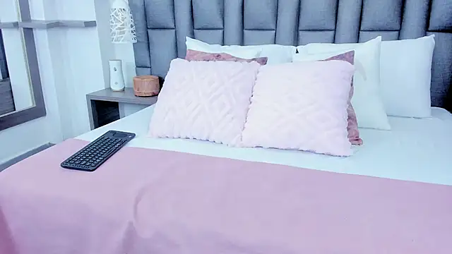 Snapshot of ZoeKrug chatting on February 16, 12:23 pm ZoeKrug online show from February 16, 12:23 pm